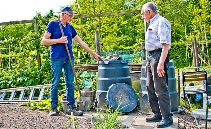 Foto-DemenTalent-samen-in-de-tuin-2-scaled