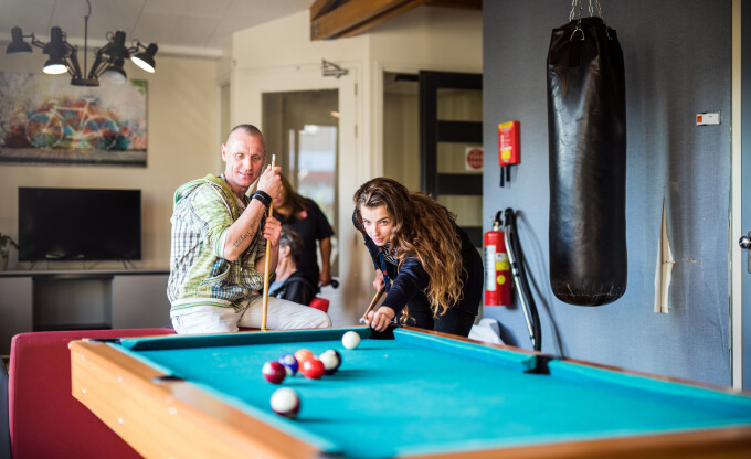 Beschermdwonen_vrouw_pooltafel