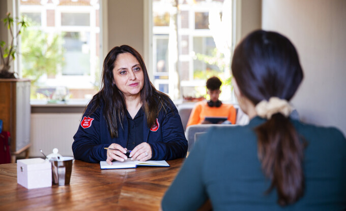 Jeugdbescherming_vrouw_tafel