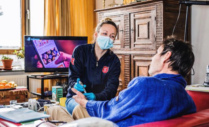 V&V_vrouw_medische_handeling_huiskamer